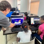 Los niños y niñas aprenden habilidades digitales en un entorno seguro y con educadores especializados