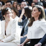 Ayuso de blanco junto a la Reina Letizia.