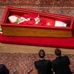 Papa.-El médico del Papa afirma que "nunca se expuso a ningún peligro" al volver al trabajo: "El sábado estaba muy bien"