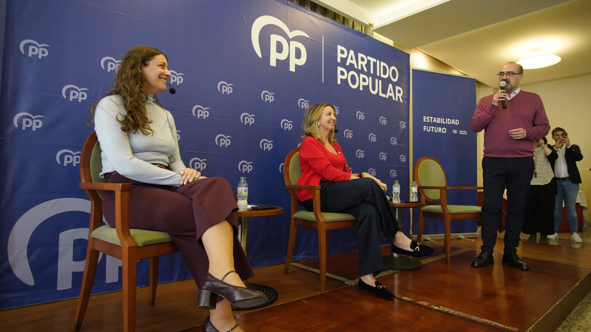 Marco Morala presenta jornada en la qu ehan participado Alicia García y Ester Muñoz