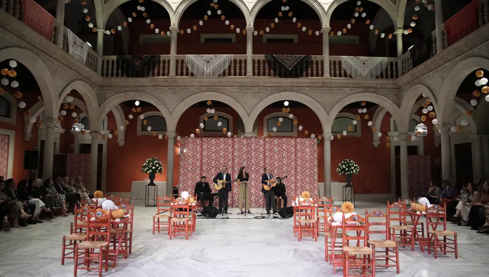 El patio de la Fundación, engalanado de mantones y farolillos