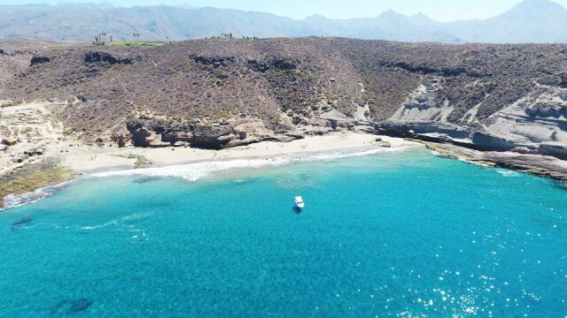 Descubre la playa más "hippie" de España: un destino de aguas cristalinas y libertad para disfrutar este verano