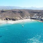 Descubre la playa más "hippie" de España: un destino de aguas cristalinas y libertad para disfrutar este verano
