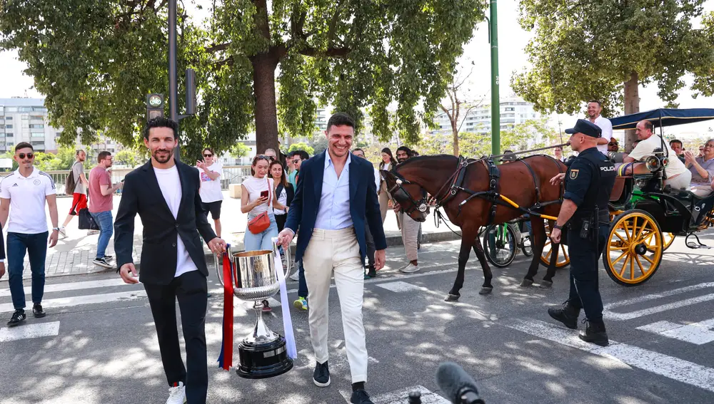 Juanma Moreno recibe a la Copa del Rey de Fútbol en el Palacio de San Telmo (Sevilla)