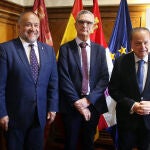 El presidente del Consejo de Cuentas de Castilla y León, Mario Amilivia González, acompañado de Luis Gracia Romero, titular de la Autoridad Independiente en materia de corrupción de Castilla y León (AICCYL), y el presidente de la Diputación Provincial de León, Gerardo Álvarez Courel