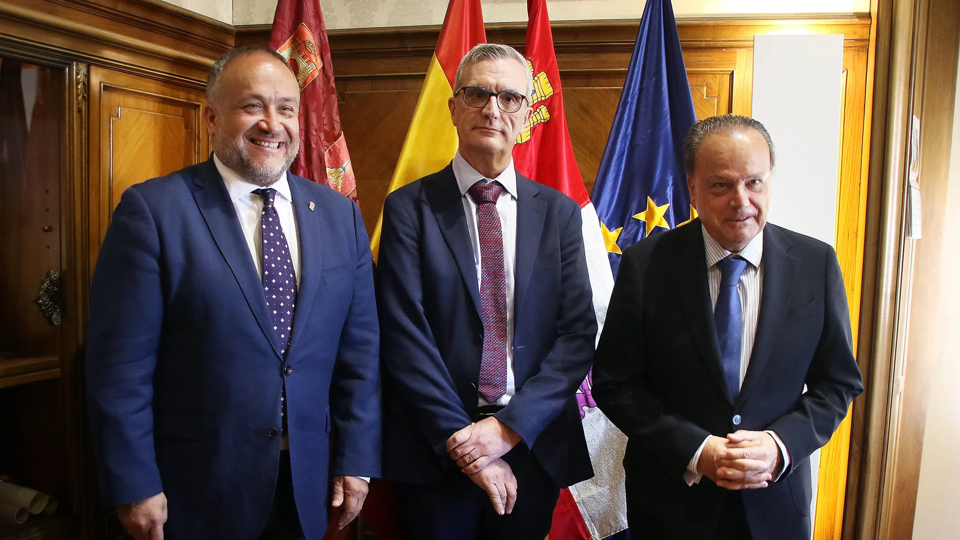 El presidente del Consejo de Cuentas de Castilla y León, Mario Amilivia González, acompañado de Luis Gracia Romero, titular de la Autoridad Independiente en materia de corrupción de Castilla y León (AICCYL), y el presidente de la Diputación Provincial de León, Gerardo Álvarez Courel