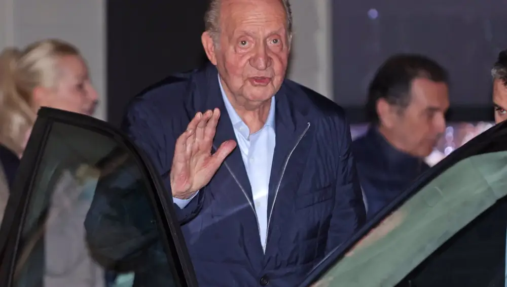 El Rey Juan Carlos, sonriente y con muy buen aspecto, disfruta de una cena con amigos en Sanxenxo