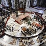 El baldaquino de la basílica de San Pedro, repleto de personas para despedir a Francisco