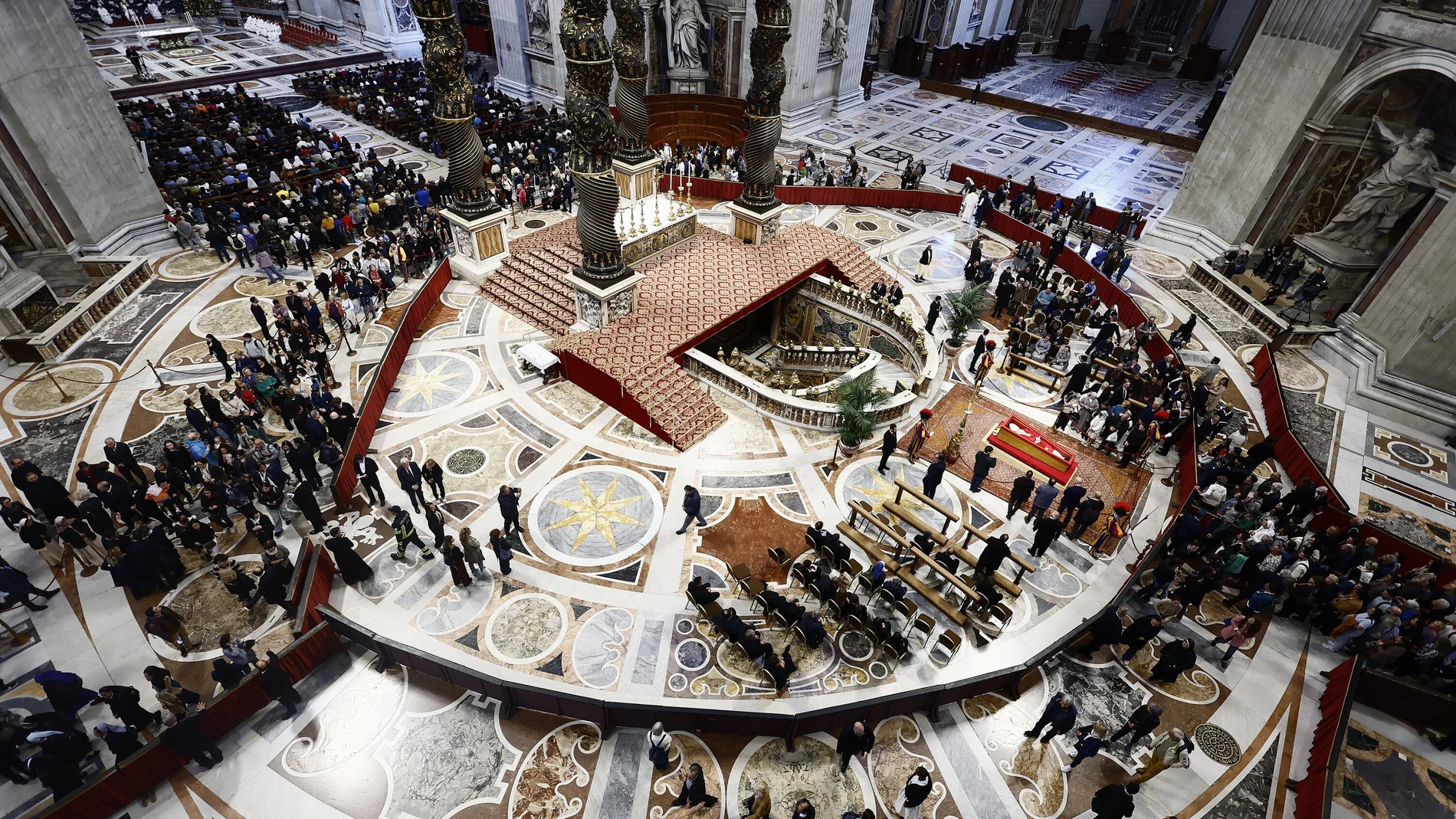 El baldaquino de la basílica de San Pedro, repleto de personas para despedir a Francisco