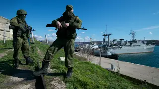 Soldados rusos frente a una base militar FILE - Russian soldiers guard a pier where two Ukrainian naval vessels are moored, in Sevastopol, on the Crimean Peninsula, March 5, 2014. (AP Photo, File)