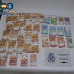 Dinero aprehendido por la Policía Nacional a un empleado tras sustraer la caja fuerte del negocio en el que trabajaba.