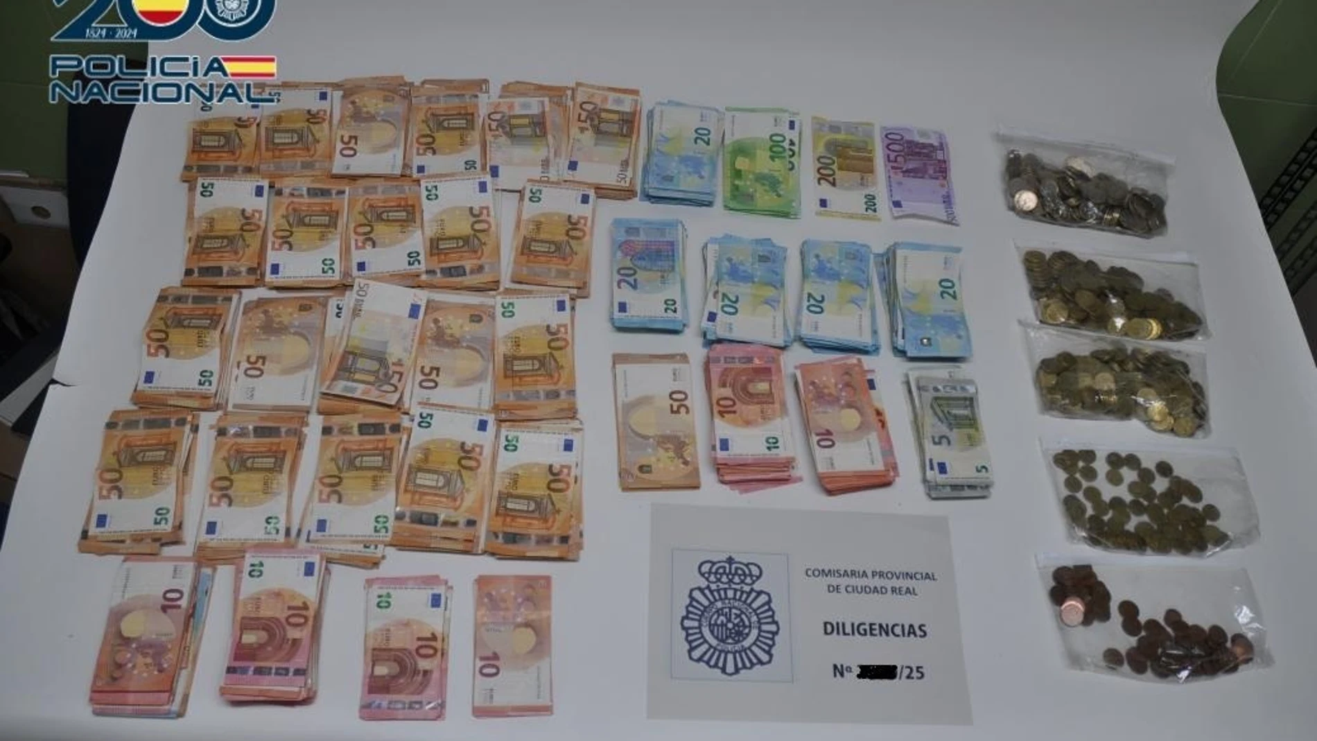 Dinero aprehendido por la Policía Nacional a un empleado tras sustraer la caja fuerte del negocio en el que trabajaba.