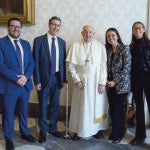 De izquierda a derecha, Nicolás Sangrador, José María Navalpotro, el Papa Francisco, Paula Martín y Paloma Alonso