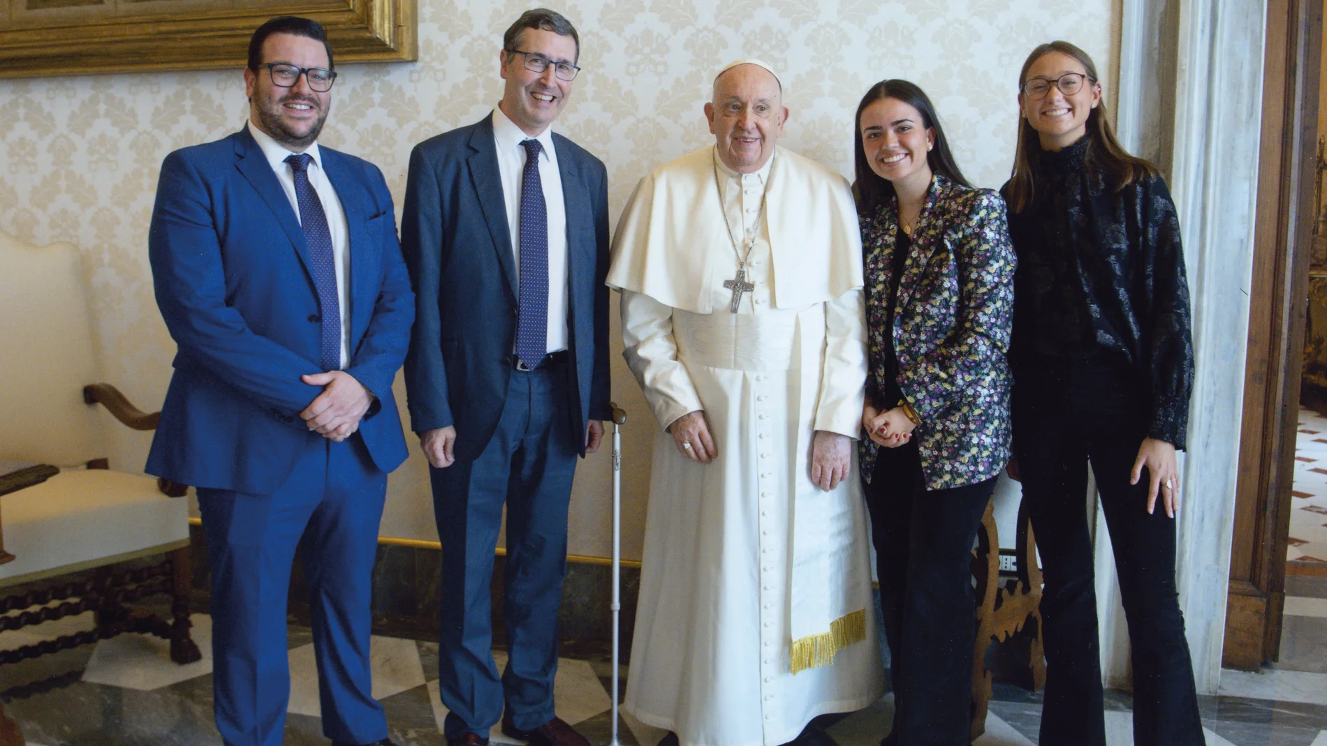 De izquierda a derecha, Nicolás Sangrador, José María Navalpotro, el Papa Francisco, Paula Martín y Paloma Alonso