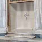 La tumba de Francisco estará en el suelo y en ella se reproducirá su crucifijo pectoral