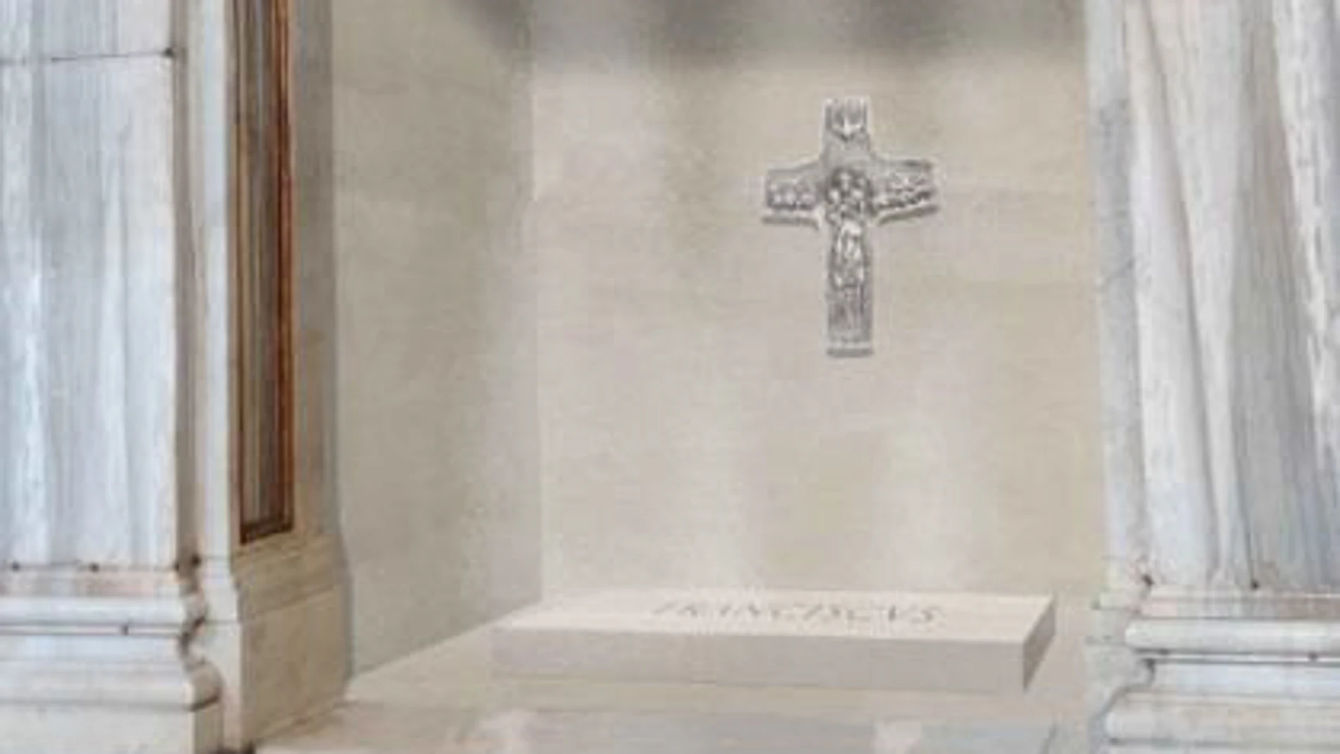 ROMA 24/04/2025.- La tumba del papa Francisco en la basílica romana de Santa María La Mayor será sencilla, en el suelo, y contará con una reproducción de su crucifijo pectoral, reveló este jueves la Santa Sede al divulgar la primera foto del sepulcro. EFE/Vaticano SOLO USO EDITORIAL/SOLO DISPONIBLE PARA ILUSTRAR LA NOTICIA QUE ACOMPAÑA (CRÉDITO OBLIGATORIO)