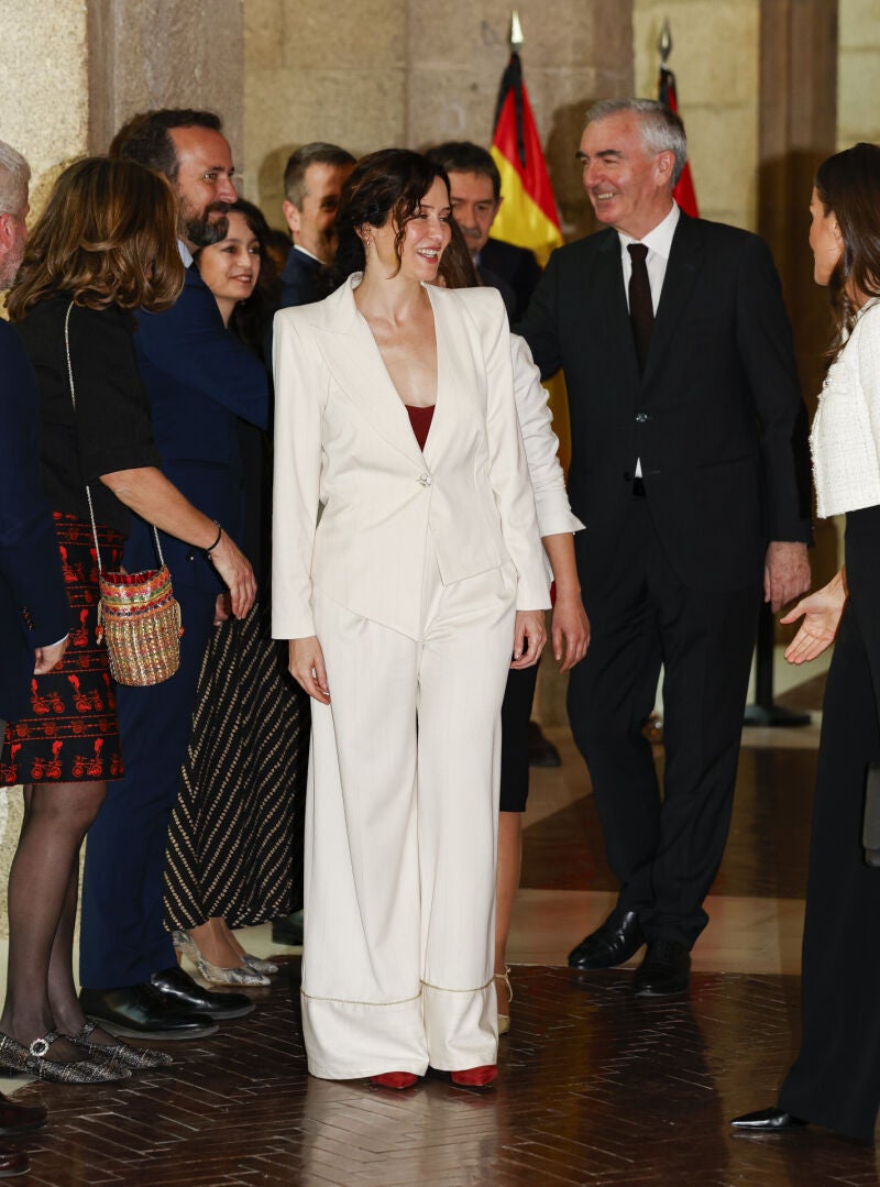 El look de Ayuso.