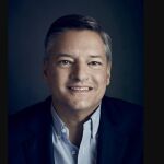 Ted Sarandos dinamita el romanticismo del cine: “Netflix está salvando Hollywood”