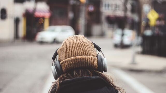El modelo Perfect Fit Content de Spotify está convirtiendo la música en ruido de fondo y erosiona a los autores
