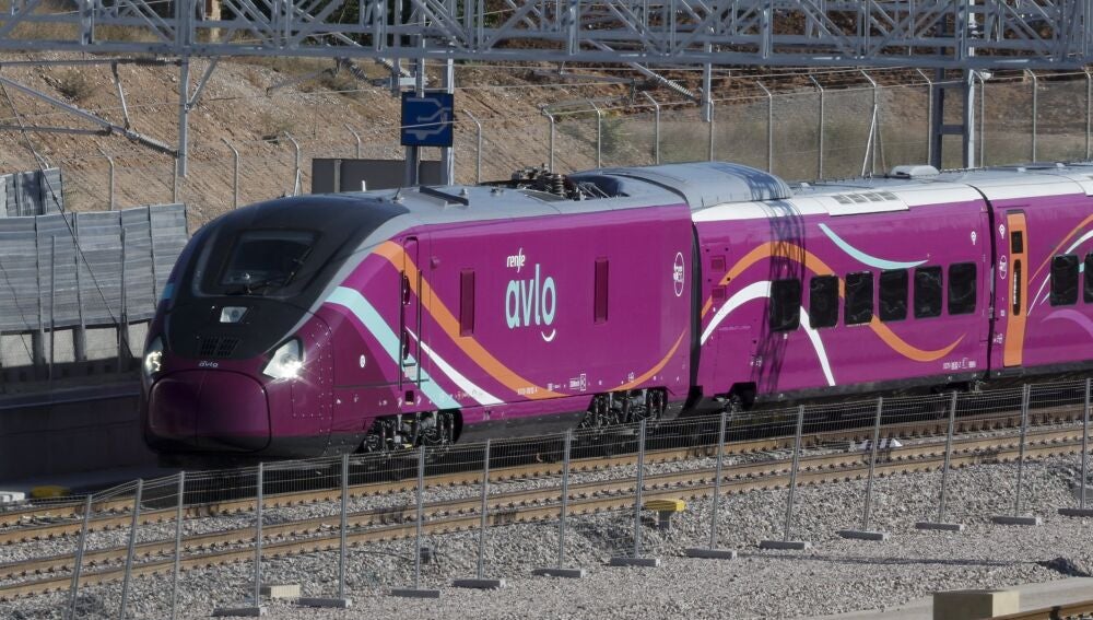 Uno de los trenes Avril que prestan el servicio Avlo de Renfe