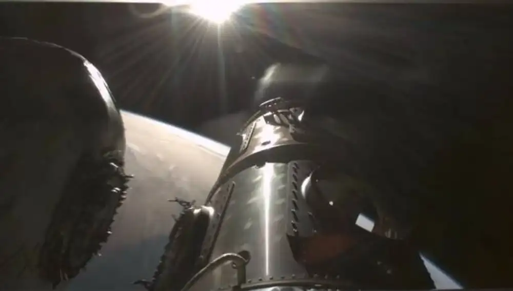 Phoenix se desacopla del Falcon 9 e inicia su reentrada.