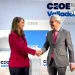La presidenta de CEOE Valladolid, Ángela de Miguel, y el director de la planta de Michelin en Valladolid, Bruno Arias,