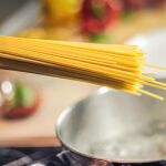Imagen de archivo cocinando pasta 