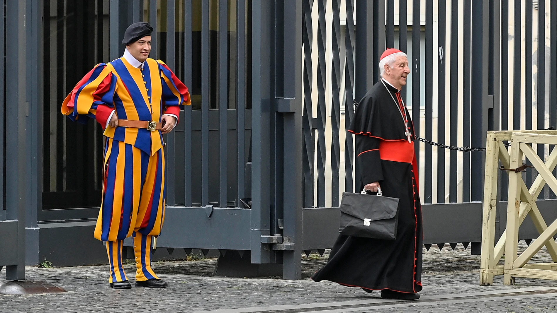 Vatican City (Vatican City State (Holy See)), 24/04/2025.- A cardinal leaves the Vatican after the third meeting of the Congregation of Cardinals, Vatican City, 24 April 2025. (Papa, Cardenal) EFE/EPA/RICCARDO ANTIMIANI