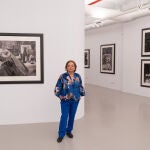 Cristina García Rodero en la galería barcelonesa con su obra