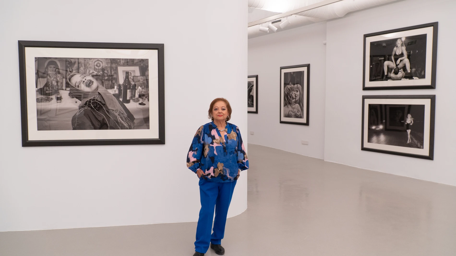 Cristina García Rodero en la galería barcelonesa con su obra
