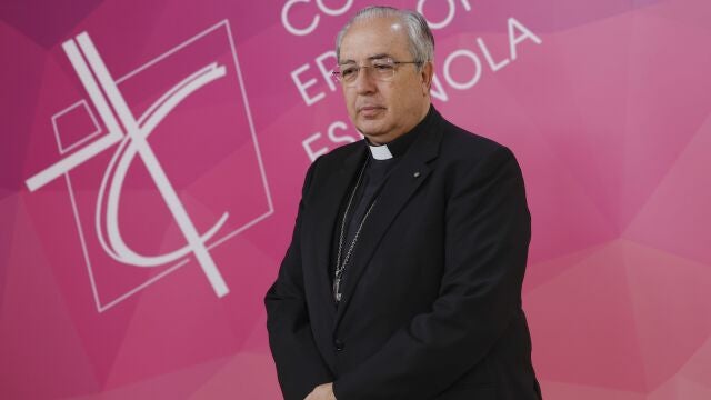 El secretario general de la Conferencia Episcopal Española, monseñor Francisco César García Magán, durante la rueda de prensa ofrecida este lunes en la sede de la CEE, en Madrid, tras el fallecimiento del papa Francisco. EFE/Juan Carlos Hidalgo