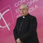 El secretario general de la Conferencia Episcopal Española, monseñor Francisco César García Magán, durante la rueda de prensa ofrecida este lunes en la sede de la CEE, en Madrid, tras el fallecimiento del papa Francisco. EFE/Juan Carlos Hidalgo