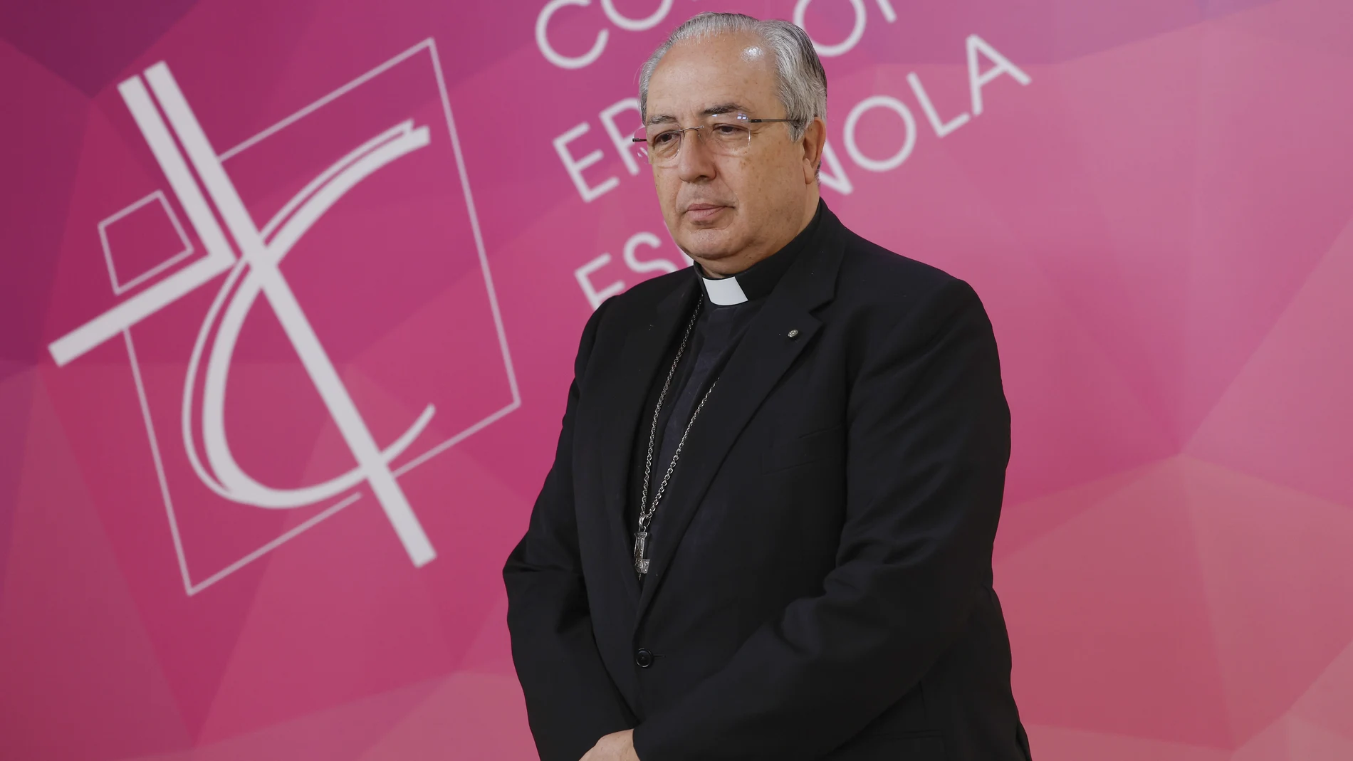 El secretario general de la Conferencia Episcopal Española, monseñor Francisco César García Magán, durante la rueda de prensa ofrecida este lunes en la sede de la CEE, en Madrid, tras el fallecimiento del papa Francisco. EFE/Juan Carlos Hidalgo