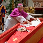 Ceremonia de cierre del féretro con el cuerpo del difunto Papa Francisc