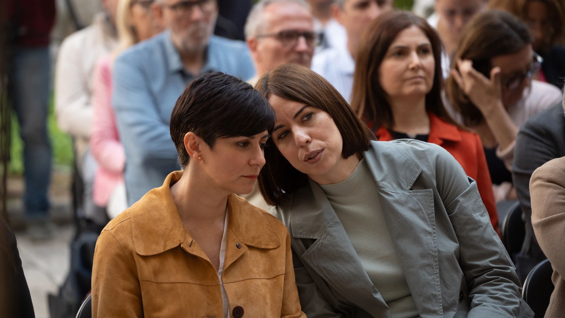 La ministra de Vivienda y Agenda Urbana, Isabel Rodríguez (i) y la ministra de Ciencia e Innovación, Diana Morant (d), durante un encuentro con los alcaldes y alcaldesas de los municipios afectados por la DANA, en la Delegación del Gobierno en la Comunidad Valenciana, a 25 de abril de 2025, en Valencia, Comunidad Valenciana (España). Durante la reunión, se han firmado los convenios para actualizar las agendas urbanas de las zonas afectadas por la DANA que arrasó la provincia de Valencia el pa...
