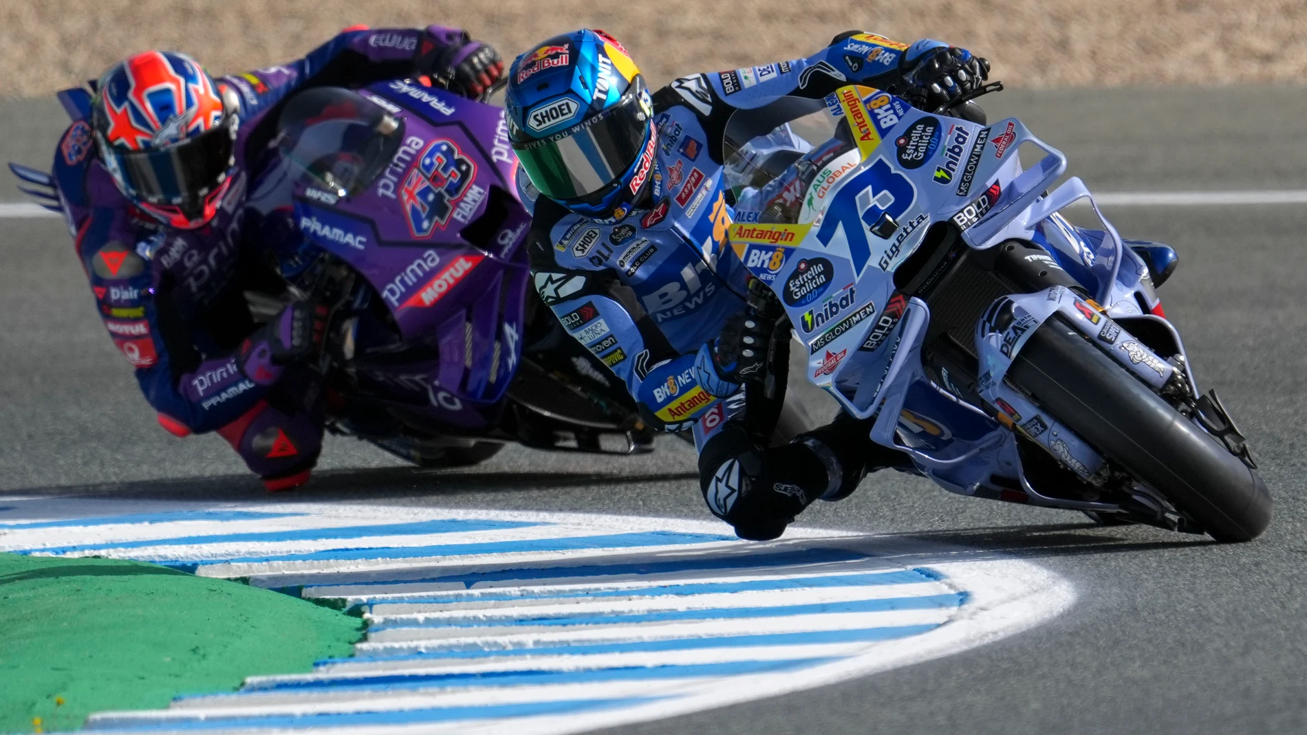 GRAFAND8156. JEREZ DE LA FRONTERA (CÁDIZ), 25/04/2025.- El piloto español de MotoGP Álex Márquez (BK8 Gresini Racing MotoGP) seguido por el australiano de MotoGP Jack Miller (Prima Pramac Yamaha MotoGP) durante el primer día de entrenamientos del Gran Premio de España de Motociclismo que se celebra este fin de semana en el Circuito de Jerez-Ángel Nieto, puntuable para el Mundial de la especialidad, desde este viernes al domingo. EFE/Román Ríos