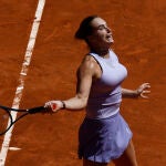 Sabalenka se dispone a golpear de derecha en la Caja Mágica