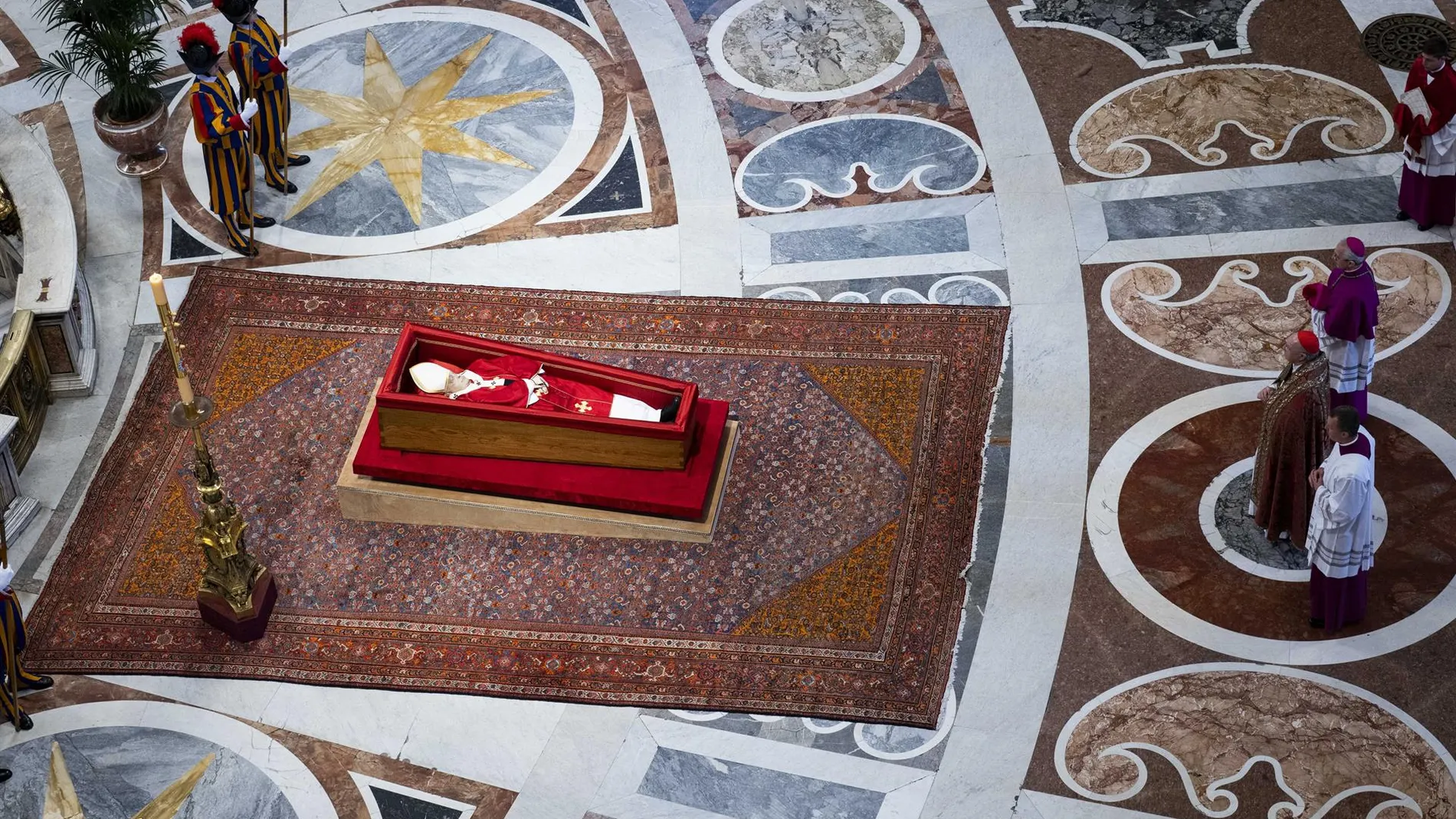Papa.- Más de 128.000 personas visitan la capilla ardiente que ha permanecido abierta casi toda la noche