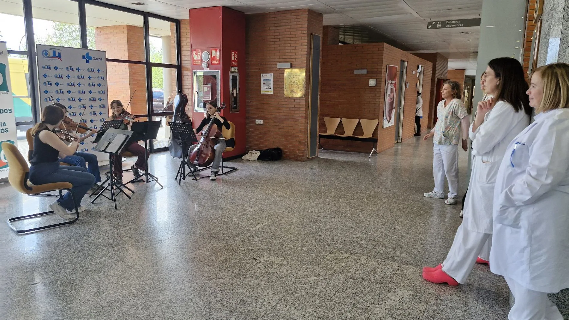 La maratón musical de la Orquesta Sinfónica de Castilla y León Joven hace parada en el Hospital El Bierzo