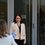 Una de las aspirantes a la plaza que ocupó el hermano de Pedro Sánchez, Cristina de Frutos, a su salida de los Juzgados de Badajoz tras declarar como testigo