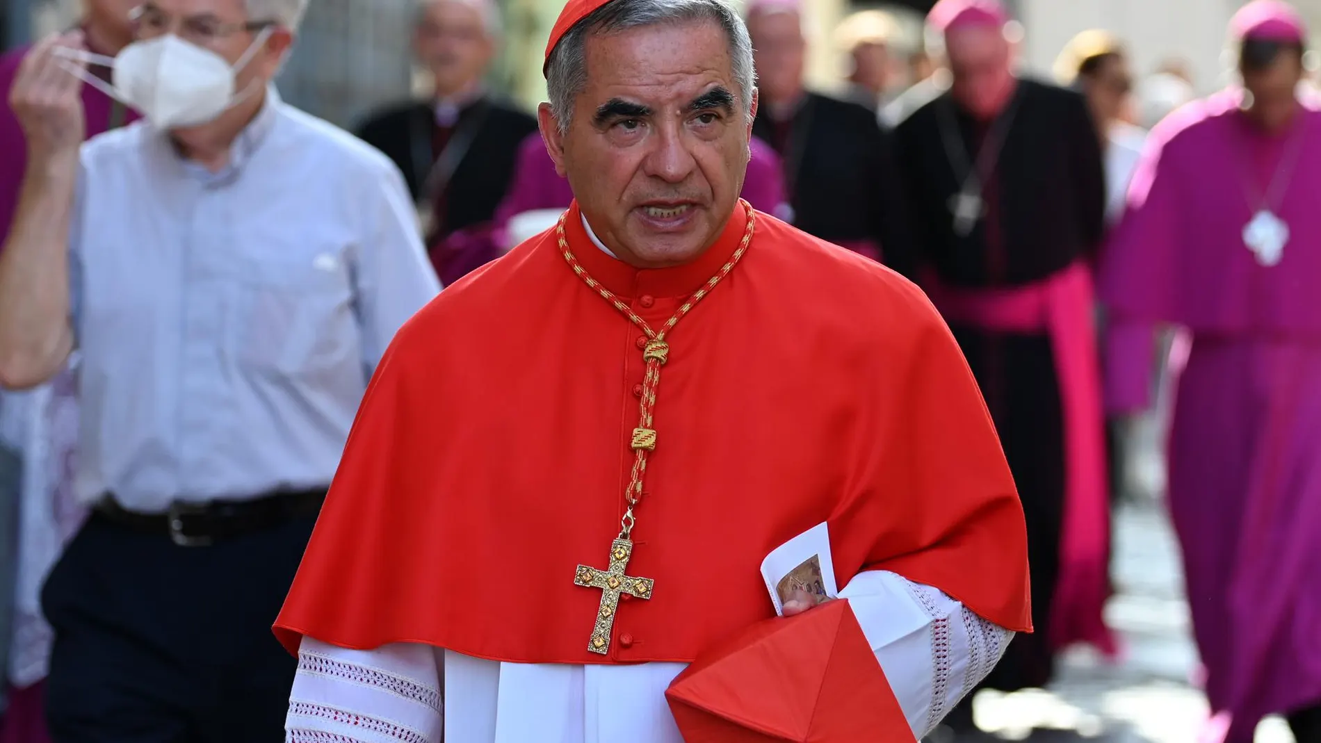 Papa.- Aparecen dos cartas firmadas por Francisco contrarias a la participación de Becciu en el Cónclave