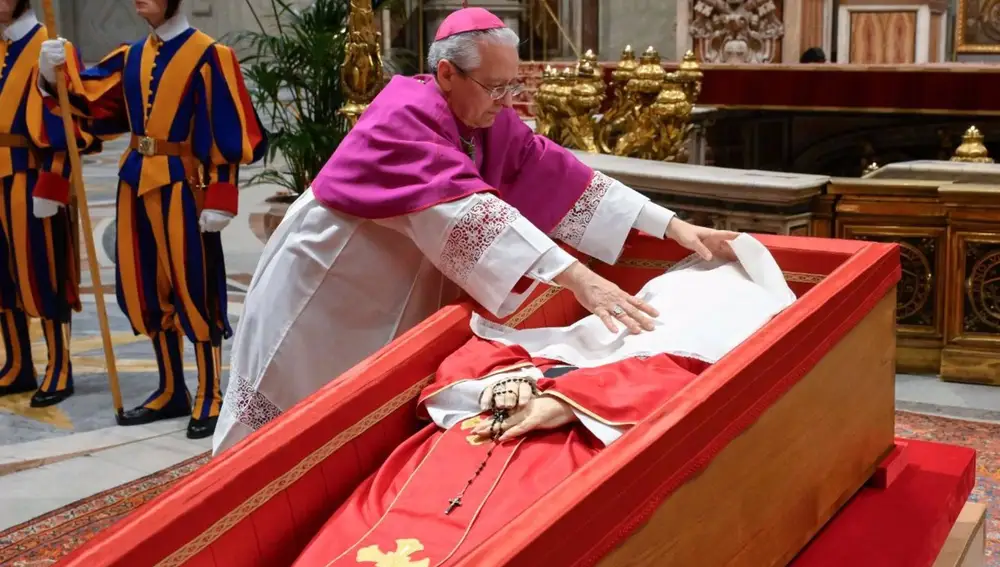 Papa.- El camarlengo Farrell preside el rito del cierre del féretro del Papa Francisco en San Pedro