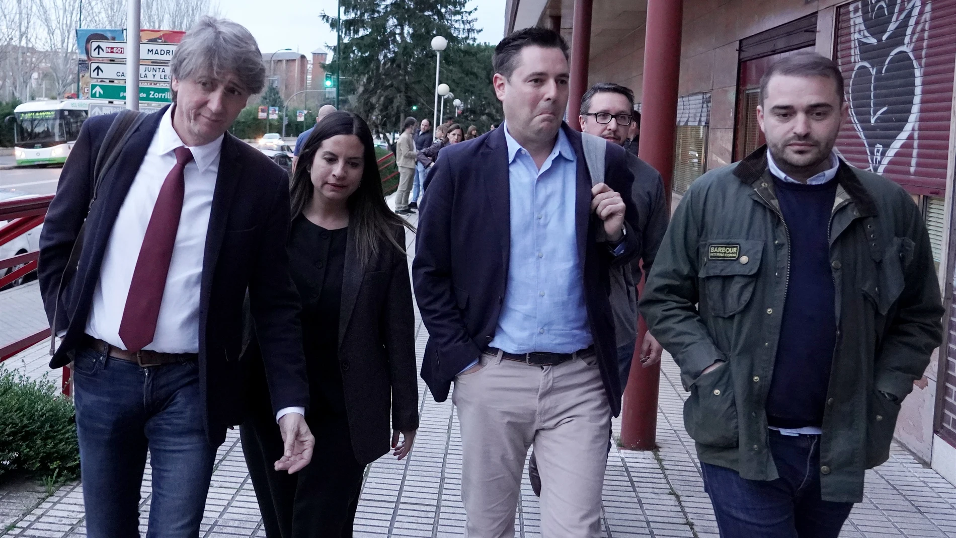 Carlos Martínez llegando a la sede del PSOE en Valladolid