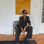 Influencer con traje de lino.