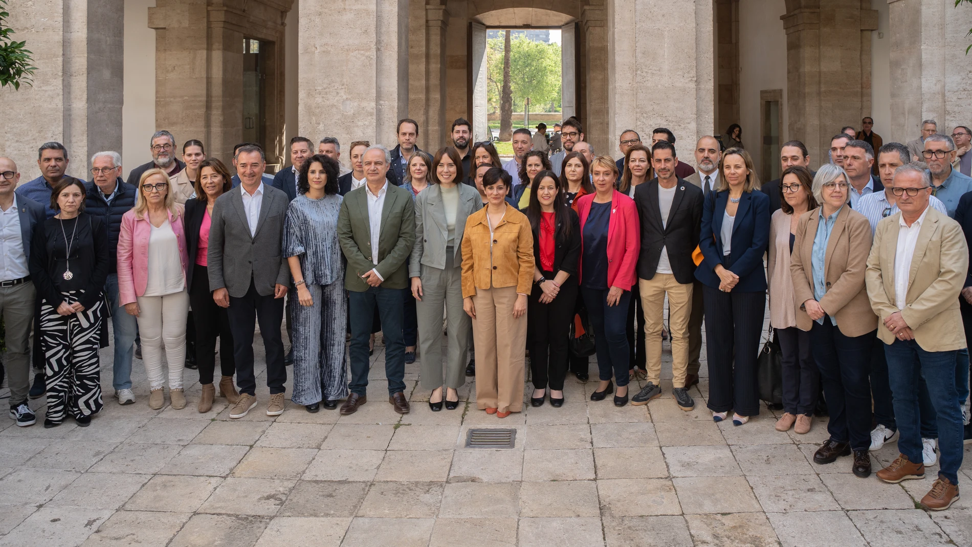 El alcalde de Utiel, Ricardo Gabaldón (6i); la ministra de Ciencia e Innovación, Diana Morant (7i); la ministra de Vivienda y Agenda Urbana, Isabel Rodríguez (8i) y la alcaldesa de Catarroja, Lorena Silvent (9i), durante un encuentro con los alcaldes y alcaldesas de los municipios afectados por la DANA, en la Delegación del Gobierno en la Comunidad Valenciana, a 25 de abril de 2025, en Valencia, Comunidad Valenciana (España). Durante la reunión, se han firmado los convenios para actualizar la...