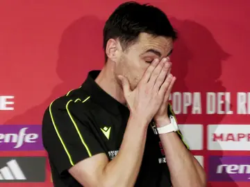 De Burgos, entre lágrimas, lamenta "la repercusión" de los vídeos de Real Madrid TV SEVILLA, 25/04/2025.- El árbitro Ricardo de Burgos Bengoetxea ofrece una rueda de prensa este viernes, en Sevilla. El árbitro vasco Ricardo de Burgos Bengoechea, que dirigirá el sábado la final de la Copa del Rey entre el Barcelona y el Real Madrid, lamentó este viernes entre lágrimas "la repercusión de los vídeos de Real Madrid Televisión" contra su estamento, ya que "los hijos de los compañeros oyen decir en el colegio que su padre es un ladrón". EFE/David Arjona