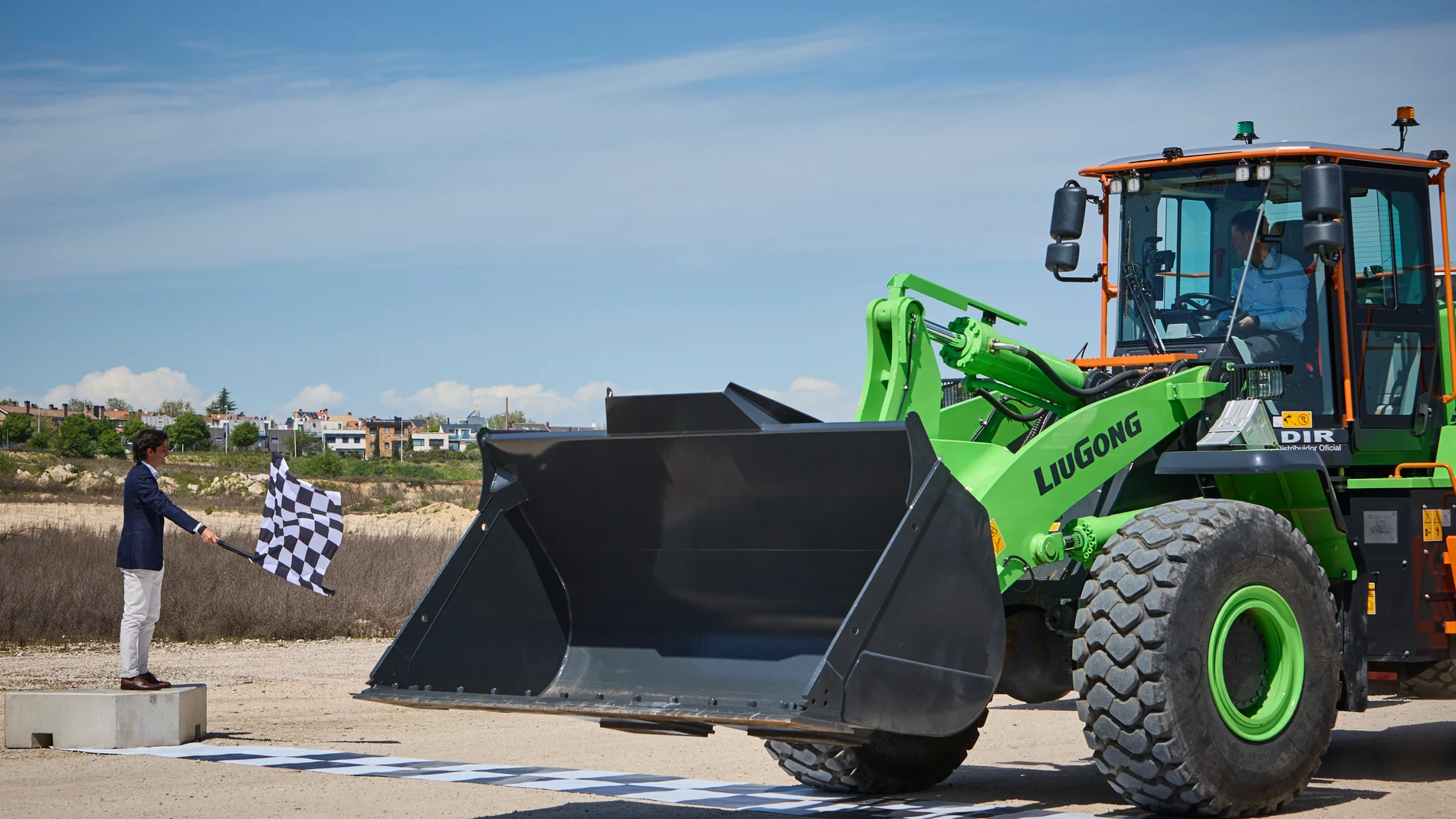 La presidenta de la Comunidad de Madrid, Isabel Díaz Ayuso y el alcalde de la capital, José Luis Martínez-Almeida participan junto al piloto de F1, Carlos Sainz, en el acto de presentación del nuevo circuito de Fórmula Uno de Madrid, -MADRING-, que acogerá el Gran Premio en la capital en 2026. © Alberto R. Roldán / Diario La Razón. 25 04 2025