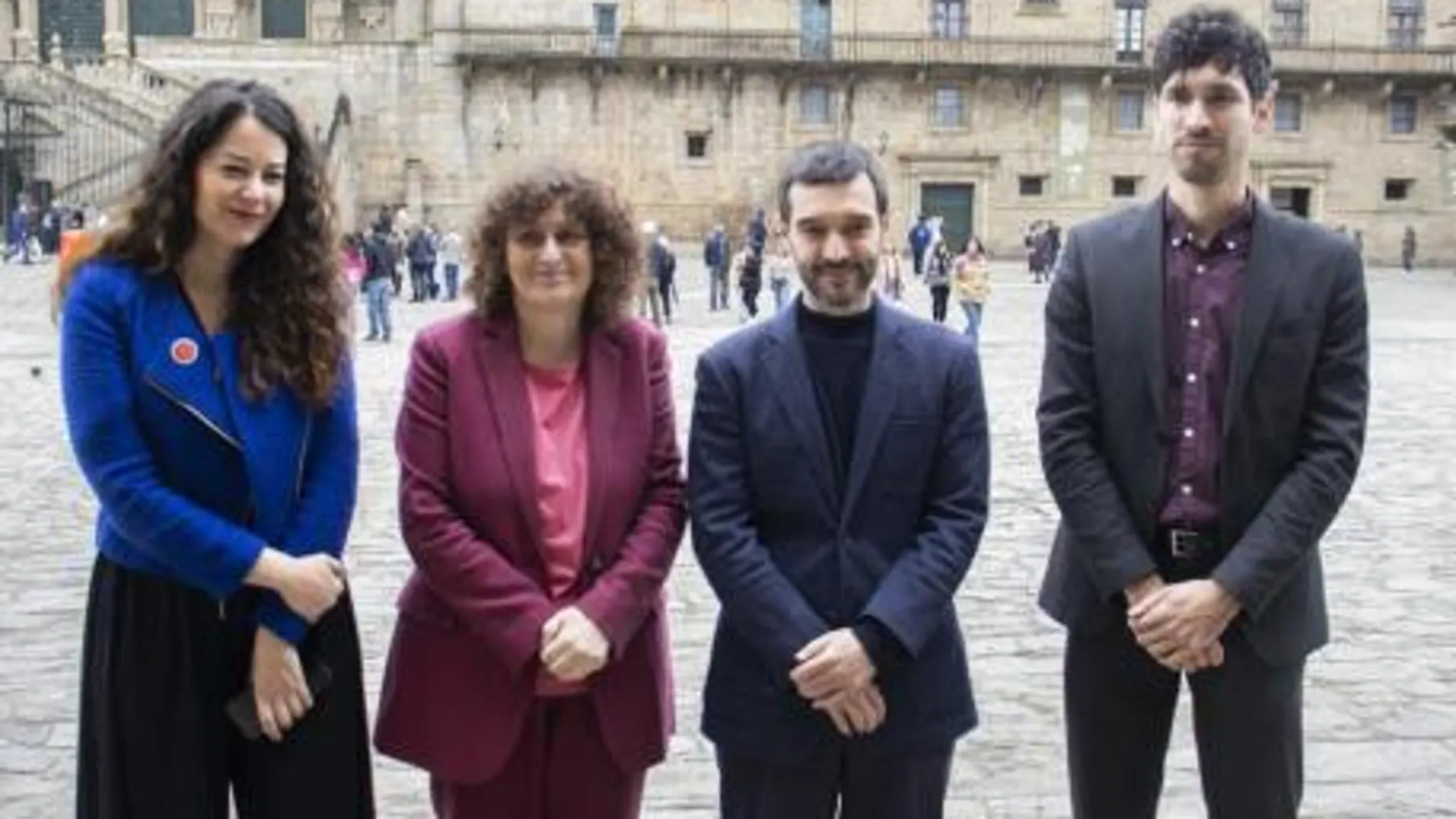 El ministro de Derechos Sociales, Consumo y Agenda 2030, Pablo Bustinduy, con la alcaldesa de Santiago, Goretti Sanmartín.