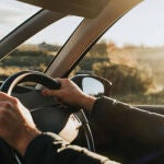 El gesto que hacen miles de conductores en España por el que te pueden caer hasta 200 euros de multa