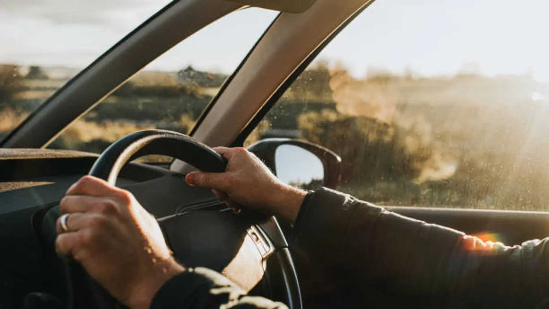 El gesto que hacen miles de conductores en España por el que te pueden caer hasta 200 euros de multa